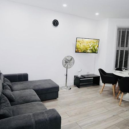 E2M Stays Lovely Apt Close To Ilford Station With Free Parking Екстер'єр фото